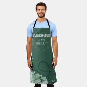 ガーデニングは私のセラピーエプロン エプロン (着用した状態)