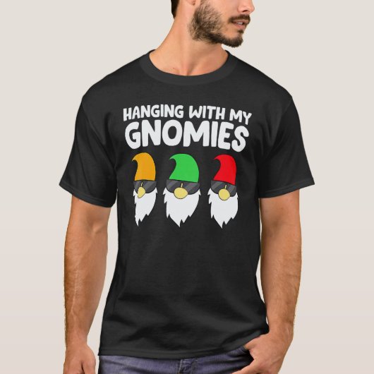 ガーデニング4\庭のノーム 私のノーム仲間と一緒にぶら下がってます Tシャツ (正面)