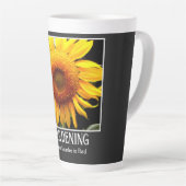 ガーデニング – 殺人は悪いヒマワリおもしろいー カフェラテマグ (右アングル)