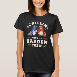 ガーデニング 4\ブルーベリーを持った庭のノーム Tシャツ