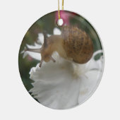 ガーデンカタツムリとホワイトカーネーションカスタム誕生日 セラミックオーナメント (左)