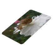 ガーデンカタツムリとホワイトカーネーションプレミアムマグネット マグネット (左側)