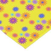 ガーデンパーティーファンキーレトロ70sフラワープリントイエロー テーブルクロス (アングル)