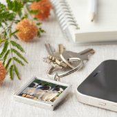 ガーデンベンチに3匹のかわいいパピヨンの子犬 キーホルダー (側面)