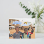 ガーナで水の袋を売る少年たち ポストカード (スタンド正面)