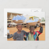 ガーナで水の袋を売る少年たち ポストカード (正面/裏面)