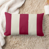 ガーネットおよびベージュ色のストライプな枕 ランバークッション (ブランケット)