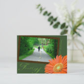 ガーベラのデイジーのオレンジ黙した緑は結婚式感謝していしています ポストカード (スタンド正面)