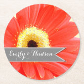 ガーベラパーソナライズされたコーラルイエローグレーフローラ ラウンドペーパーコースター (正面)