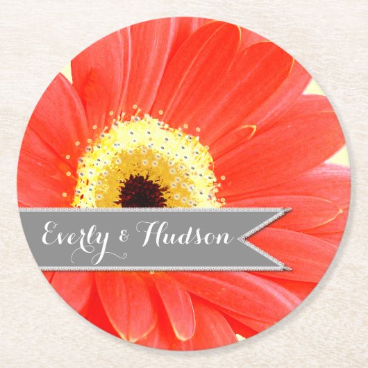 ガーベラパーソナライズされたコーラルイエローグレーフローラ ラウンドペーパーコースター (正面)