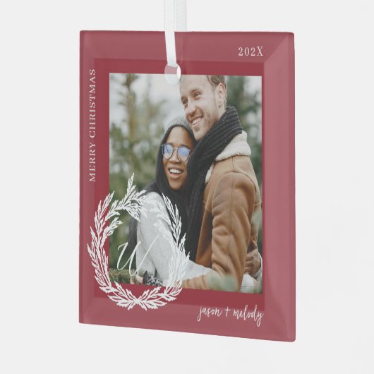 ガーランドリースカップルのモノグラムフォトクリスマス ガラスオーナメント (正面左)