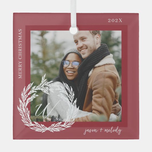 ガーランドリースカップルのモノグラムフォトクリスマス ガラスオーナメント (正面)