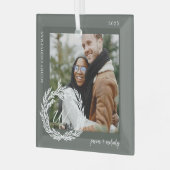 ガーランドリースカップルのモノグラムフォトクリスマス ガラスオーナメント (正面左)