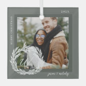 ガーランドリースカップルのモノグラムフォトクリスマス ガラスオーナメント (正面)