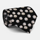 ガーリックパターン（黒い背景） ネクタイ (ロール)