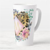 ガーリーかわいらしLeopardプリント金ゴールドモノグラムの カフェラテマグ (右アングル)