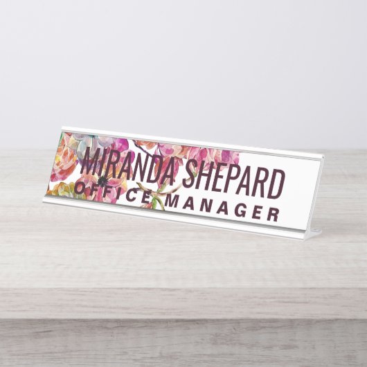 ガーリーでエレガントな水彩画の色彩の鮮やかなピンクの花 デスクネームプレート (正面)