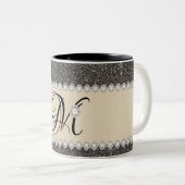 ガーリーなグリッターのモノグラムのコーヒー・マグを飾ること ツートーンマグカップ (正面右)