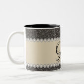 ガーリーなグリッターのモノグラムのコーヒー・マグを飾ること ツートーンマグカップ (左)