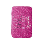 ガーリーなショッキングピンクのグリッターの感動的な引用文| バスマット (正面縦)