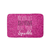 ガーリーなショッキングピンクのグリッターの感動的な引用文| バスマット (正面)