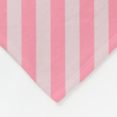 ガーリーなピンクのストライプパターン黒のカスタムのモノグラム フリースブランケット (角)