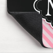 ガーリーなピンクのストライプパターン黒のカスタムのモノグラム マウスパッド (コーナー)