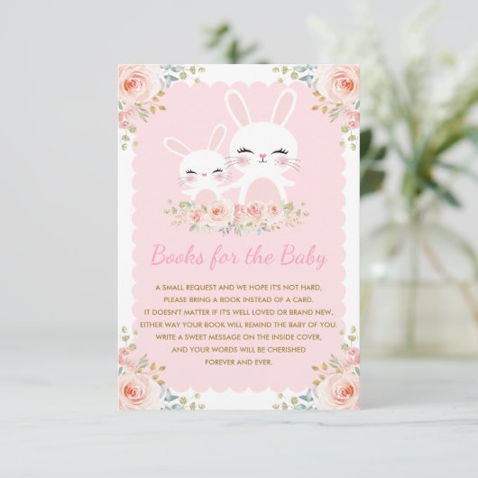 ガーリーなピンクのバニーウサギのベビーシャワーの本の要求 エンクロージャーカード (スタンド正面)