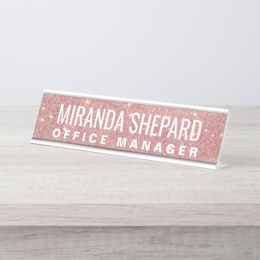 ガーリーなピンクのバラの金ゴールドのシックでフェイクなグリッターパターン デスクネームプレート (正面)