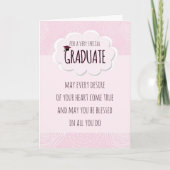 ガーリーなピンクの卒業生の卒業のお祝い カード (正面)