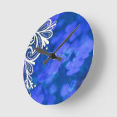 ガーリーなボヘミアのシックで青い花の白いレース ラウンド壁時計 (傾斜)