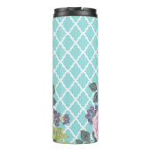 ガーリーな水の青いクローバーのモモのばら色の花柄 タンブラー (裏面)