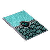 ガーリーな水の青いグリッターのモノグラムのダマスク織の名前 ノートブック (右側)