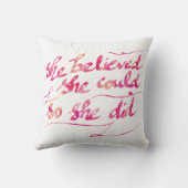 ガーリーな水彩画のピンク彼女はタイポグラフィの台本を書きました クッション (裏面)