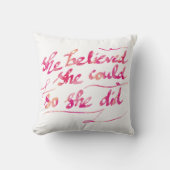 ガーリーな水彩画のピンク彼女はタイポグラフィの台本を書きました クッション (正面)