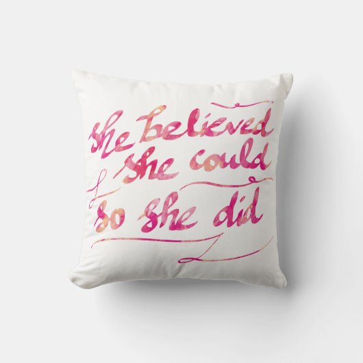 ガーリーな水彩画のピンク彼女はタイポグラフィの台本を書きました クッション (正面)