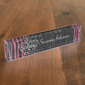 ガーリーな王女のピンクおよび黒いシマウマのプリント デスクネームプレート (側面)