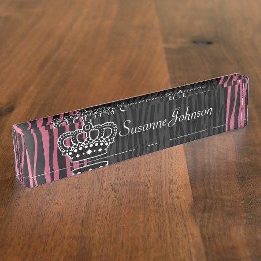 ガーリーな王女のピンクおよび黒いシマウマのプリント デスクネームプレート (側面)