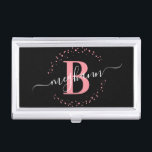 ガーリーエレガントPink Black Nameスクリプモノグラムのト 名刺入れ<br><div class="desc">モダン, ガーリーエレガント, トレンディー，ピンクと黒，ホワイトモノグラムのイニシャル名のスクリプトのカスタムのパーソナライズされたビジネスケース。モノグラムのイニシャルと名字のガーリー台本を手文字の書道の斜尾フォントと円の点々のあるモノグラムのフレームにのまわりに特集。ガラフェミニンフレンド、姉妹、母、誕生日、ブライダルシャワー、結婚甘い16の誕生日パーティー、ビジネス、ホームオフィス、プロフェッショナルの仕事、または何かを愛する人のための完璧なギフトかわいらしスタイリッシュ。</div>