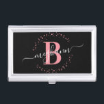 ガーリーエレガントPink Black Nameスクリプモノグラムのト 名刺入れ<br><div class="desc">モダン, ガーリーエレガント, トレンディー，ピンクと黒，ホワイトモノグラムのイニシャル名のスクリプトのカスタムのパーソナライズされたビジネスケース。モノグラムのイニシャルと名字のガーリー台本を手文字の書道の斜尾フォントと円の点々のあるモノグラムのフレームにのまわりに特集。ガラフェミニンフレンド、姉妹、母、誕生日、ブライダルシャワー、結婚甘い16の誕生日パーティー、ビジネス、ホームオフィス、プロフェッショナルの仕事、または何かを愛する人のための完璧なギフトかわいらしスタイリッシュ。</div>