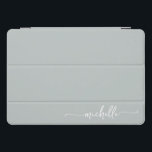 ガーリーシンプルSage Green Monogram Nameスクリプト iPad Proカバー<br><div class="desc">Sageガーリー Greenミニマルシンプルリストのモノグラム名シグネチャーカスタムスクリプトパーソナライズされたiPadのカバー。このデザインは手でレタかわいらしースタイルのスワッシュテールフォントタイポグラフィ（または書道）で名を示すセージ緑または埃っぽい緑の色の背景。だから簡単カスタマイズ。スタイリッシュ素晴らしフェミニン誕生日、母の日、ブライダルシャワー、甘い16の誕生日と魅力的なスタイルを愛するすべての人のための贈り物。</div>