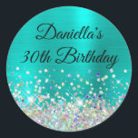ガーリーターコイズホグラデーションログリッター30th Birthday ラウンドシール<br><div class="desc">自分のモノグラムファンシーのマスタイリッシュイルストーン誕生祝い封筒用シールを作成する。背景には、グラムガーリーの鮮やかなアクアターコイズフォイルグラデーションデジタルアートグラフィックが含まれる。カスタマイズフォントの色やスタイルの長い底は色の虹色のグリッターのグラムでフェイクす。グリッターデザイン素子の主な色は、シアン、アクア、ブルー、グリーンおよびピンクである。豪華なスパークル、グリッター、フォイルは、写真のような招待状に芸術的プリントするクリエイティブ要素で作成される。あなたの友人のための素晴らしい30歳の誕生日の丸いステッ最高のカー。</div>