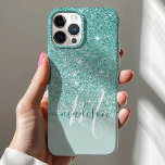 ガーリーティール（緑がかった色）グリッターモノグラム名 iPhone 12ケース<br><div class="desc">ガーリーグリッターモノグラム名の大文字と小文字。このデザインはグリッターのテクスチャーフェイクでアクセントを付ける。このカスタムデザインを自分の名前とモノグラムイニシャルでパーソナライズする。</div>