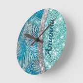 ガーリーティール(緑がかった色)緑銀グリッター葉モノグラム ラウンド壁時計 (傾斜)