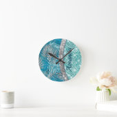ガーリーティール(緑がかった色)緑銀グリッター葉モノグラム ラウンド壁時計 (ホーム)