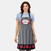 ガーリーフローラアクセント付き白黒ストライプ エプロン (着用した状態)