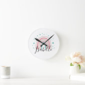 ガーリーモダンピンクアクアレインボーパーソナライズされたスクリプト ラウンド壁時計 (ホーム)