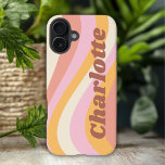ガーリーレトロヴィンテージパーソナライズされた波名 iPhone 16 PLUSケース<br><div class="desc">レトロガーリーヴィンテージ波名パーソナライズされたiPhone 16 Plus Phoneケースは、トレンディースクリプトでアクセント付き名とピンク、オレンジ、白の色合いのレトロな波を備えパーソナライズされたてエレガントモダン。表示された文字・ボックスで文字を編集してパーソナライズ誕生日、クリスマス、母の日、赤ちゃんシャワー、ブライダルシャワー、母、妹、いとこ最高のこ、友達などに最適。©Evco Studio www.zazzle.com/store/evcostudioによる設計</div>