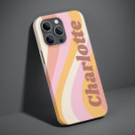 ガーリーレトロヴィンテージパーソナライズされた波名 Case-Mate iPhone 14ケース<br><div class="desc">レトロガーリーヴィンテージ波の名パーソナライズされた前iPhoneのケースは頭が切れる、トレンディーのスクリプトにアクセント付きピンク、オレンジと白の色合いのエレガントレトロな波を備えパーソナライズされたる。表示された文字・ボックスで文字を編集してパーソナライズ誕生日、クリスマス、母の日、赤ちゃんシャワー、ブライダルシャワー、母、妹、いとこ最高のこ、友達などに最適。©Evco Studio www.zazzle.com/store/evcostudioによる設計</div>