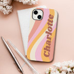 ガーリーレトロヴィンテージパーソナライズされた波名 Case-Mate iPhone 14 PLUSケース<br><div class="desc">レトロガーリーヴィンテージ波の名パーソナライズされた前iPhoneのケースは頭が切れる、トレンディーのスクリプトにアクセント付きピンク、オレンジと白の色合いのエレガントレトロな波を備えパーソナライズされたる。表示された文字・ボックスで文字を編集してパーソナライズ誕生日、クリスマス、母の日、赤ちゃんシャワー、ブライダルシャワー、母、妹、いとこ最高のこ、友達などに最適。©Evco Studio www.zazzle.com/store/evcostudioによる設計</div>